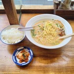 肥後橋ラーメン亭 - キムチ良し