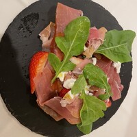 Osteria Tutto Sole - いちごと生ハムの前菜　塩気のちょうど良い生ハムといちごのバランスが最高でした