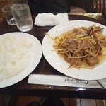 古城 - 生姜焼きセット（ドリンク付）。見た目は肉野菜炒めな生姜焼き。でも全然アリでした。