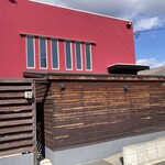洋食カフェもみじ堂 - 〜外観②：店舗　赤の外壁で目立ちます！〜