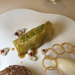 ラ・トゥーエル - 洋梨のコンポート、ピスタチオのクレープ