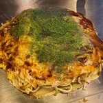 さわぎ - ①肉玉そば(税込850円)
            ・袋入り蒸し中太麺(升萬食品)
            ・オタフクソース(フルーティーな甘口)
            ・焼き方:押さえない
            ・焼き上がりの形:綺麗な焼き上がり
            ・鉄板またはお皿で食べるのがスタンダード