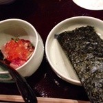 鮨 波やし - ［２回目］イクラと鯛と納豆の和え物を海苔に巻いて…