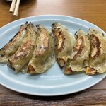 まる来 - 料理写真:餃子　味薄め。自家製タレつけて完成タイプ