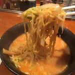 濃厚味噌 海老らーめん さかえ屋 - 麺リフトアップ