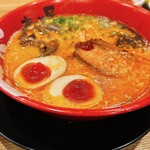 ラーメン まこと屋 - 煮卵赤辛牛じゃんラーメン982円