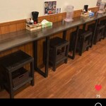 俺の中華たなか家 - テーブル席を撤去し、新たに「カウター５席」を新設☆彡 定員増＆荷物入れ籠や荷物掛けフックも設置され使い勝手·好感度も上昇⤴️⤴️食べ易いカウター席です(^_^)v【画像は公式Instagramより】