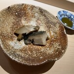 くるますし - 硬くならないように6時間煮込まれた鮑。磯の香りがふんわり、ぷりぷりで柔らか。産地の近くで早く仕込むと海藻の香りがするそう。