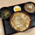 炭火串焼 楓 - チキンカツ丼•もつ煮