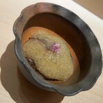 くるますし - 見たことのないほど大ぶりなまま提供されるなまこ。ジュレで隠れているのでズームイン↓