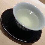 くるますし - 下処理を最小限にした鯛のアラからとったお出汁。