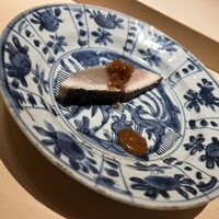 くるますし - マンオブザマッチ。藁で燻して炭火で焼いて休ませてを繰り返した鰆。火が通った普通の食感の他、皮目のしゃりしゃり、レアな部分のむにゅむにゅ感がそれぞれ楽しめる。口の中に広がる薫香も◎