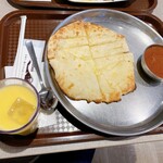 indokare-andonango-go-mumbai - チーズナンとマトンカレー、マンゴーラッシー