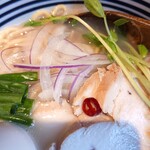 らーめん どんぐり - らーめん表面