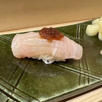 二代目 鮓 桂田 - 1週間寝かしたカンパチ　新玉の醤油つけ