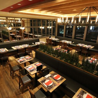 The spacious interior is perfect for various banquets♪