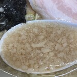 一条流がんこ十一代目 - コダワリ醤油スープに浮く背脂(コッテリ)