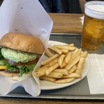 the 3rd Burger 新宿大ガード店 - アボカドベーコンチーズバーガーとポテトL（バーガーの裏にもポテト有）、生ビールL