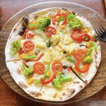 山の茶屋 楽水 - さちばるピザ、真上から！