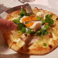 大磯迎賓舘 - 自家製ローストチキンのピッツァビスマルク