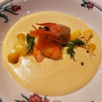 大磯迎賓舘 - 黄色いカリフラワーのポタージュ 海老のソテー