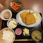 野方食堂 - アジフライ定食ごはん大盛りサービス＋タルタル＋から揚げ１個＋赤ウィンナー