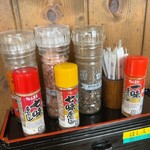 讃岐うどん中村屋 - 店内-卓上