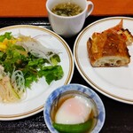 Resutoran Kuresento - サラダ、ガーリックトースト、ピサトースト、温泉卵、卵スープ