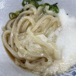 飯野屋 - 少し濃いめのぶっかけのおダシを山芋に絡めていただきます(*^^*)肉うどんも良いけど山芋はおすすめ！