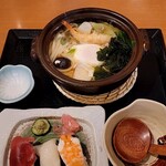 Ajino Mingei - 民芸鍋焼きうどんとにぎり寿司3貫セット