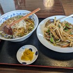 234393938 - 醤油ラーメンとニラレバー飯のセット(税込770円)…