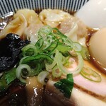 中華soba いそべ - 九条ネギに三つ葉がミックスされています。