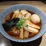 中華soba いそべ - 「黒旨にこにこワンタン麺」1050円＋「味付玉子」100円