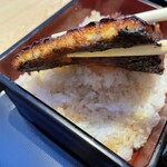 Unagi No Naruse - 肉厚の大きい鰻さん。タレは控えめなので、お好みで使えるよう、卓上にタレがありました。