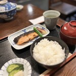 関宿屋 - 鮭の西京焼きは、ししとう焼きとミョウガの酢漬けも良い