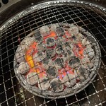 Koshitsu Yakiniku Waen - お店こだわりの溶岩丸石が焼肉をおいしくしてくれています。