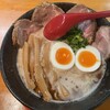 うちのラーメン 我豚 - 泡立ったスープの上には、分厚いチャーシューが4枚も重なっていた。 その隙間からは、味玉の黄身がほころんでいた。 極太のメンマと刻みネギがアクセントになっていた。 麺はスープに隠れて見えなかったが、それがかえって食欲をそそった。