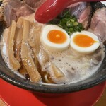 Uchino Ramen Gaton - スープを一口すすった。 すると、口の中に豚骨の旨味と魚介の風味がぶわっと広がった。 これは泥系と呼ばれる、超濃厚なスープだ。 僕は感動した。 こんなに濃いのに、くどくない。 むしろ、もっと飲みたくなる。