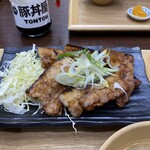 Ganso Butadon Ya Tonton - メインのお皿、お肉は充分でしたがキャベ千は乾燥しててちょっと残念