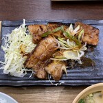 Ganso Butadon Ya Tonton - タレは甘目なので七味はドンドン振ってしまいます