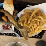 丸海屋 - 鮭皮チップとコンソメポテトフライ