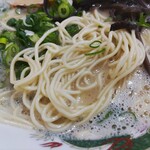 とんこつラーメン 鷹多花 - 濃厚　麺アップ