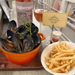 Moules marinière (with fries)