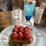 cafe Yummy Waffle - イチゴのワッフル、空色クリームソーダ