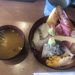 Daiwazushi - 特上ちらし丼とお椀付の全容