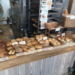 小麦の風 Compania - 店内は落ち着く狭さ