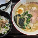 麺屋彩々 - パイチー醤油、鶏そぼろ丼付き平日限定ランチセット