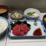 御食事処 福田家食堂 - まぐろ中落ち定食と、もつ煮込み(850円＋400円)