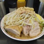 ラーメン二郎 - 右奥に見えるショウガが効いてた