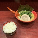 横浜家系ラーメン 赤家 - ほうれん草をトッピングしたラーメンと無料のライス('24/02/09)